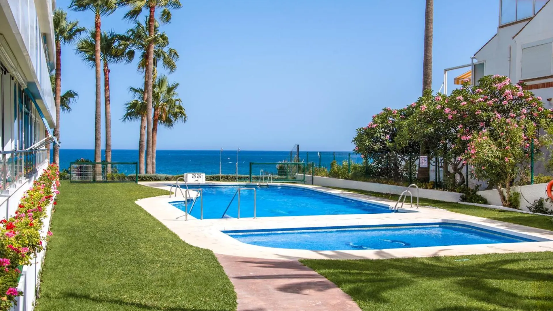 Luxury Frontline Beach Apartment With Sea View Benalmádena Espagne